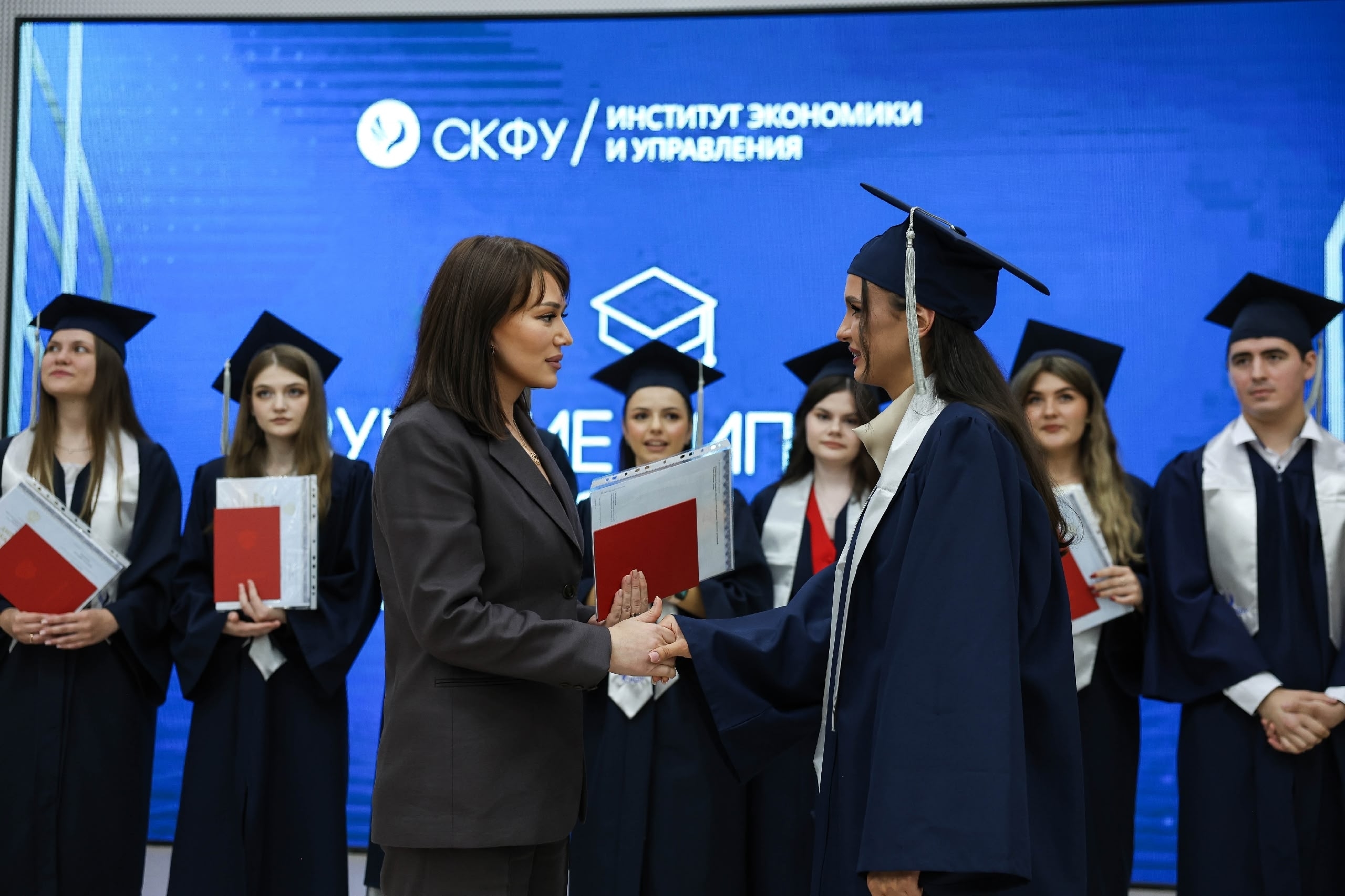 Диплом в руке – карьера на старте: в СКФУ проходят торжественные церемонии выпуска студентов