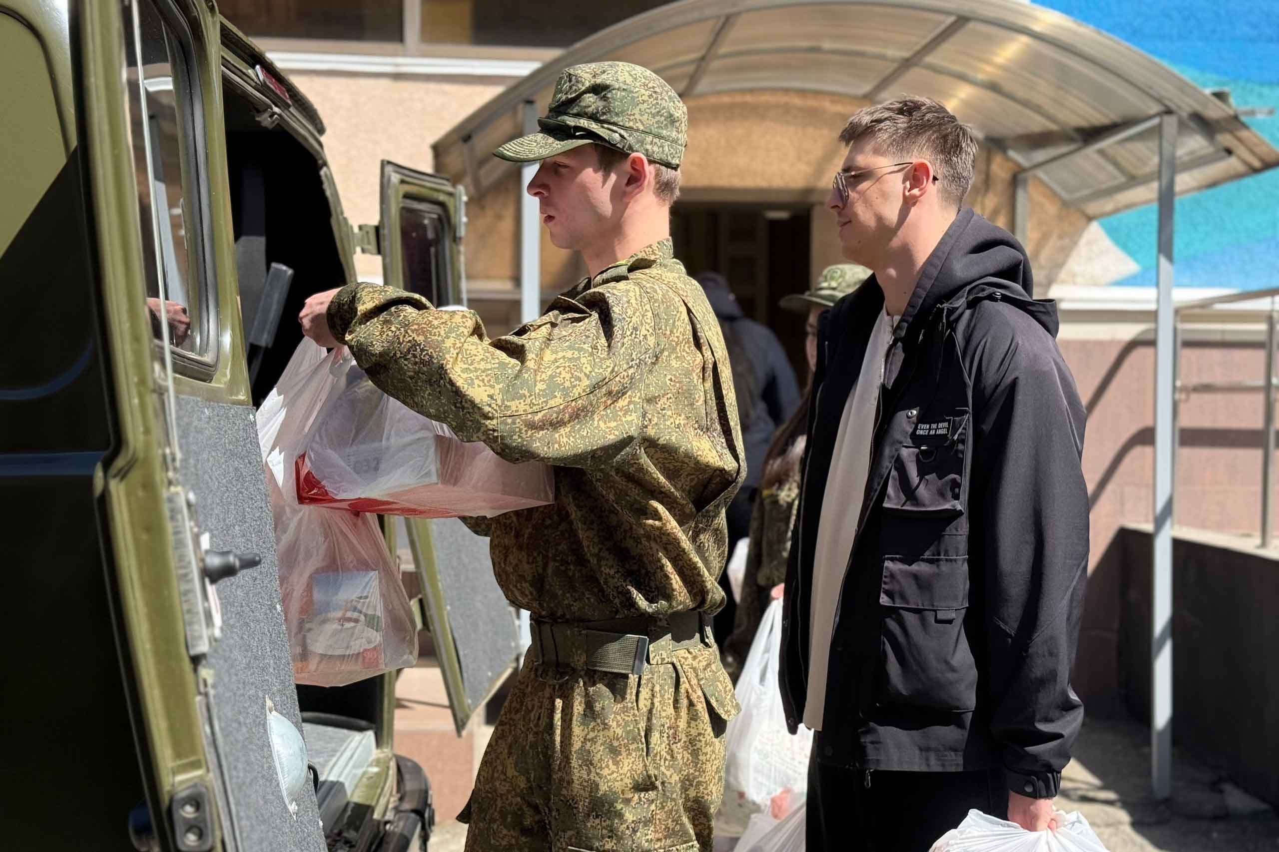 Студенты ВУЦ собрали более 700 кг гуманитарной помощи для военнослужащих ко Дню Победы