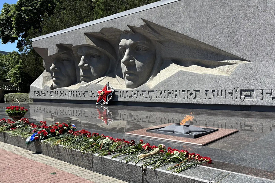 Студенты СКФУ возложили цветы к мемориалу «Вечный огонь» (1).jpg