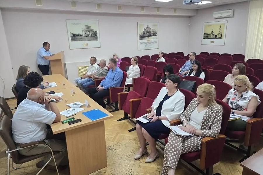 Эксперт СКФУ принял участие в обсуждении установки памятных табличек участникам СВО в крае.jpg