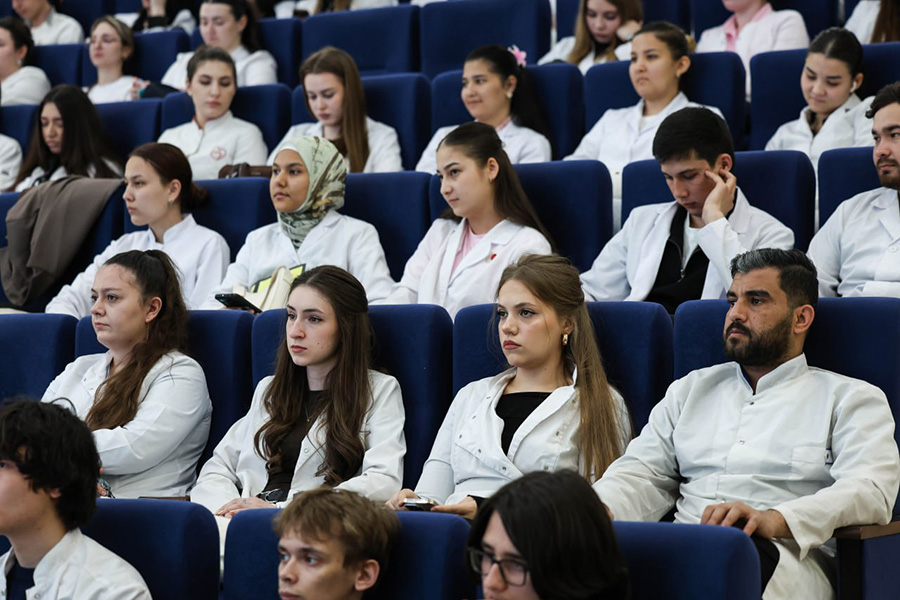 gostinaya-skfu-studenty-poobshchalis-s-glavoy-kraevogo-minzdrava (3).jpg