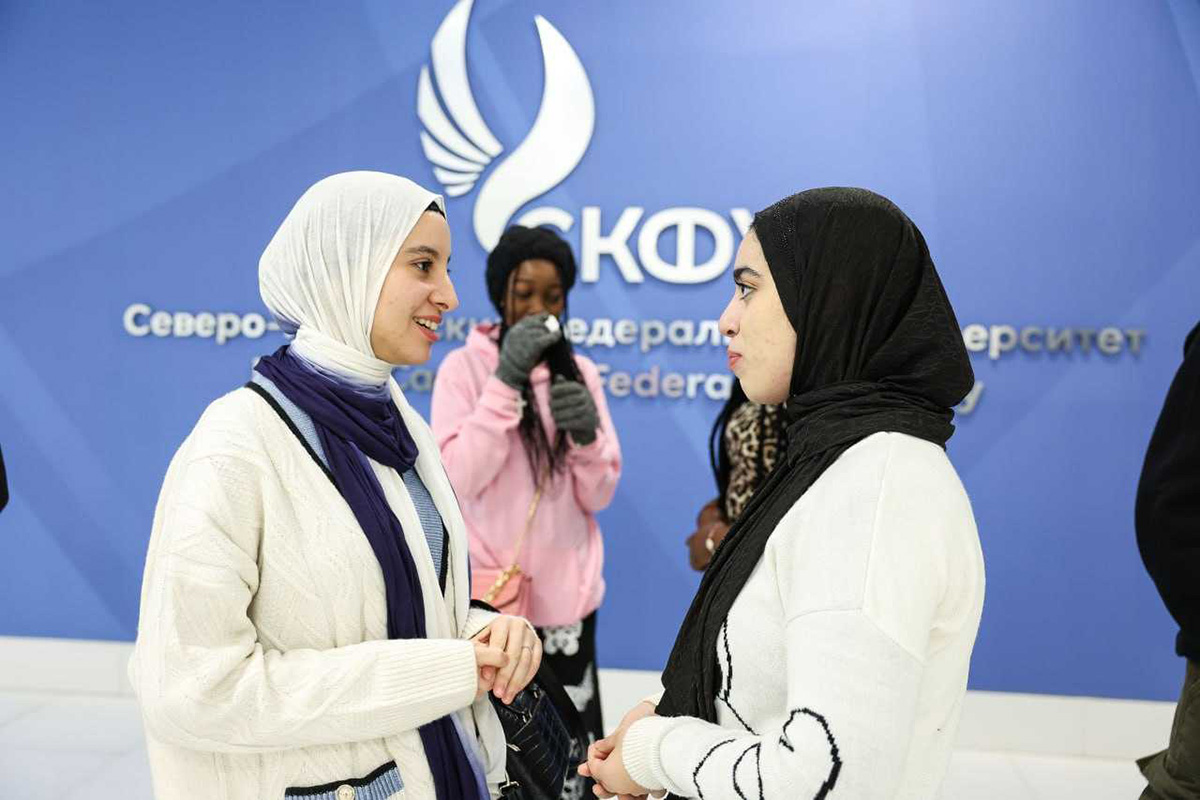 vremya-uchit-russkij-samyj-bolshoj-kurs-izucheniya-russkogo-yazyka-nabrali-v-skfu-dlya-podgotovki-inostrannyh-abiturientov-ncfu-ru-01 (1).jpg
