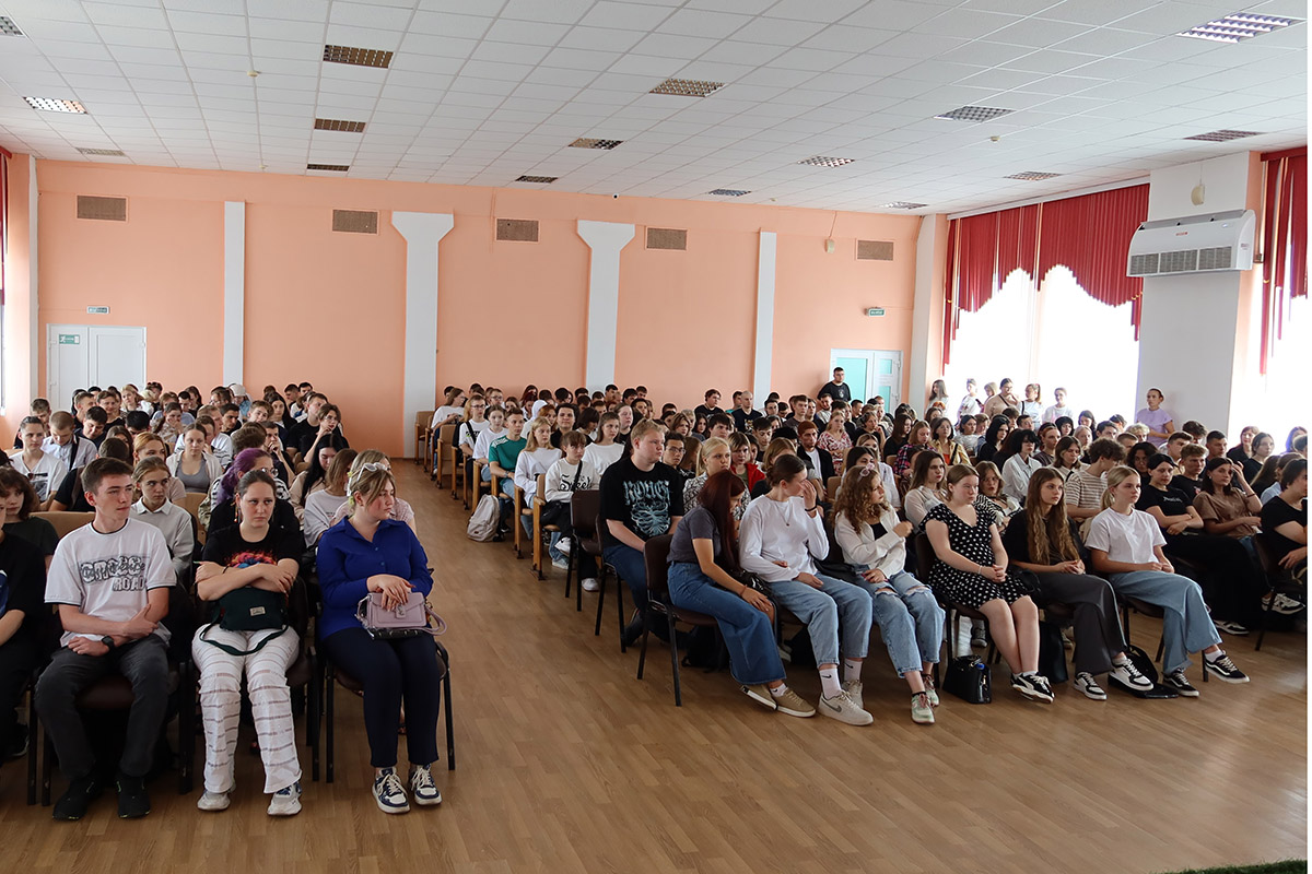 sotrudniki-kc-skfu-proveli-otkrytyj-dialog-so-studentami-sgpi-ncfu-ru-01 (1).jpg