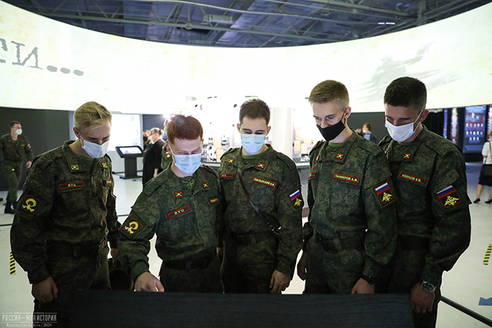 studenty-vuc-posteli-vystavku-bez-sroka-davnosti-ncfu.ru-03.jpg