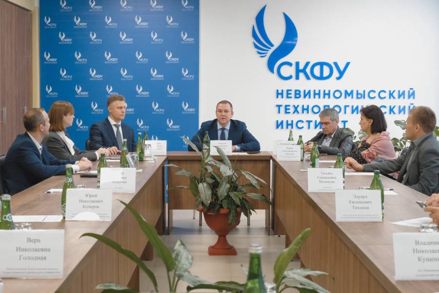 v-skfu-otmetili-den-ehnergetika-ncfu-ru-02.jpg