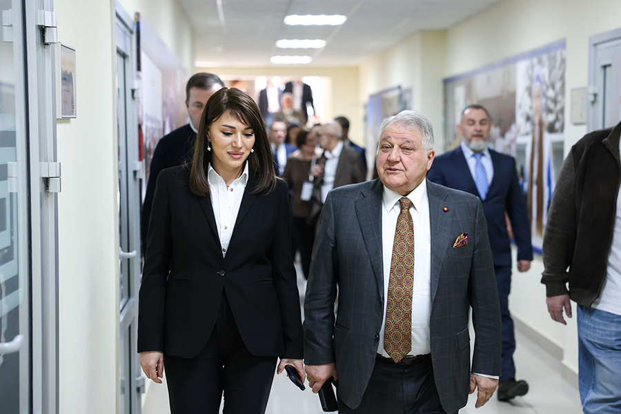 rektor-skfu-pozdravila-prezidenta-kurchatovskogo-instituta-s-prisvoeniem-zvaniya-geroya-truda-rossii (1).jpg