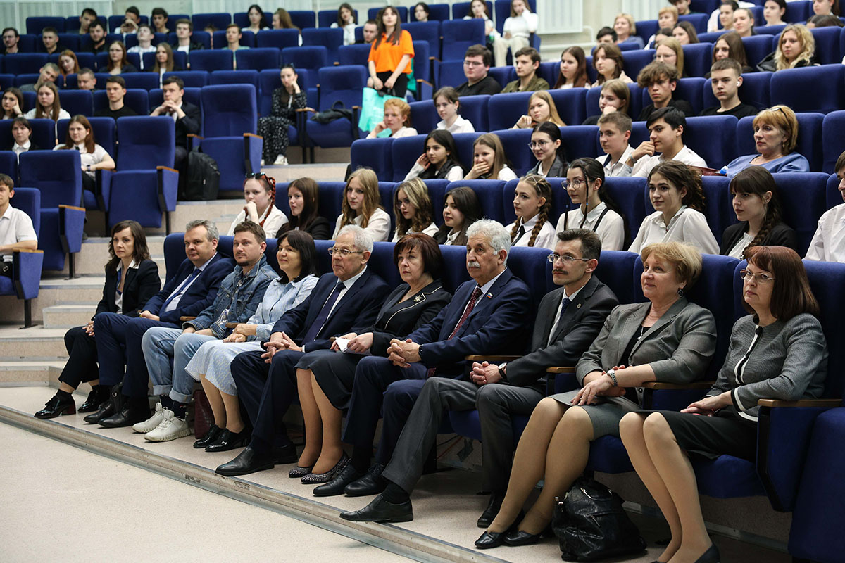 k-finansam-s-umom-v-skfu-prohodit-tradicionnaya-nedelya-finansovoj-gramotnosti-ncfu-ru-01 (1).jpg