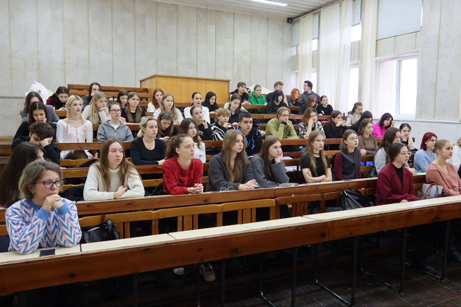 Беседа с духовным наставником о ценности семьи и семейных отношений была проведена со студентами СКФУ.jpg