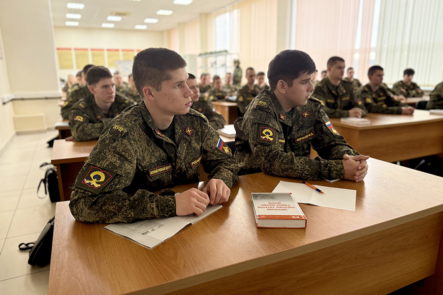 В военном учебном центре состоялась встреча студентов с участником (2).jpg