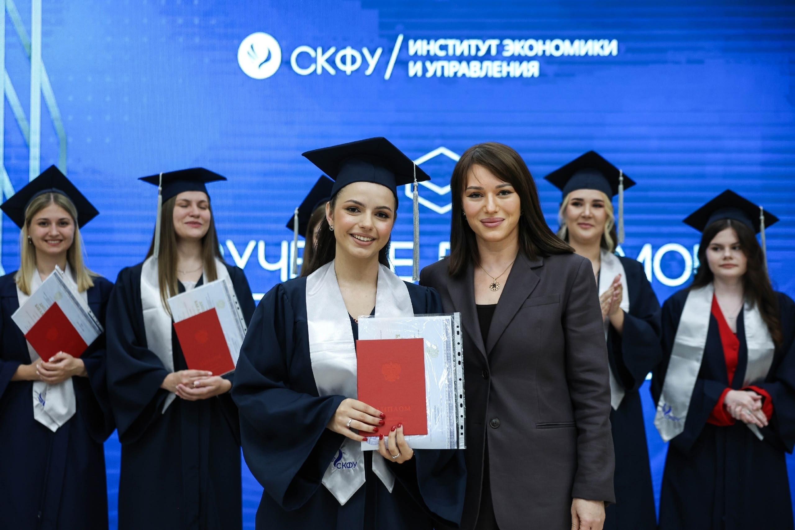 diplom-v-ruke-karera-na-starte-v-skfu-prokhodyat-torzhestvennye-tseremonii-vypuska-studentov (2).jpg diplom-v-ruke-karera-na-starte-v-skfu-prokhodyat-torzhestvennye-tseremonii-vypuska-studentov (2).jpg