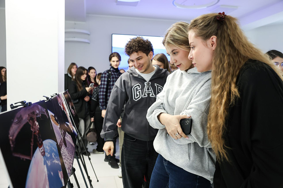 В СКФУ открыли фотовыставку ко Дню космонавтики