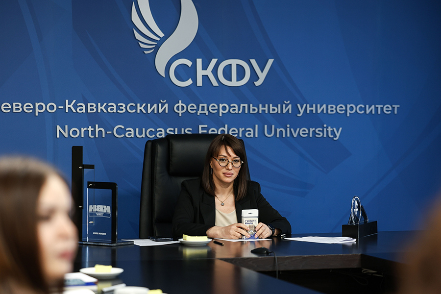 mezhdu-nami-na-vstreche-rektora-i-komandy-kvn-skfu-obsudili-podderzhku-i-razvitie-shkoly-yumora- (1).jpg