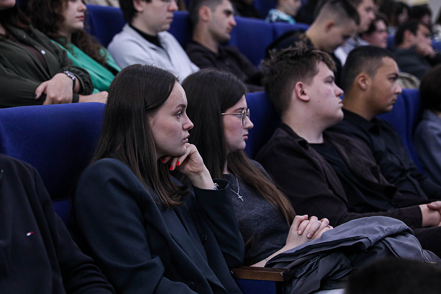 gostinaya-skfu-studentov-poznakomili-s-deyatelnostyu-tsentra-istorii-svo (2).jpg