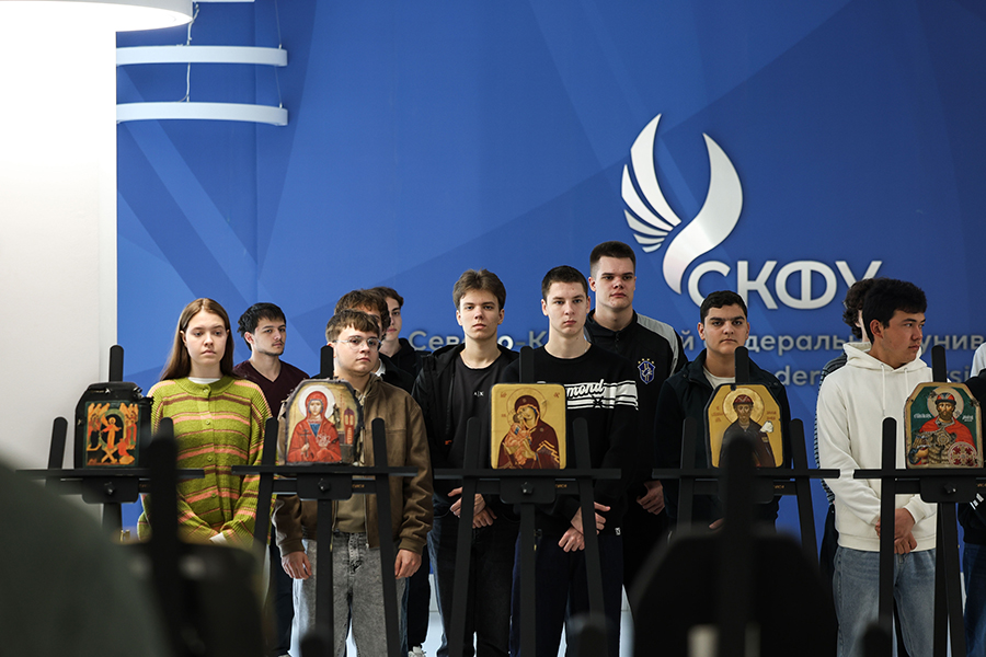 i-oruzhiem-i-molitvoy-v-skfu-otkryla-vystavka-ikon-na-broneplastinakh-bronya-very (2).jpg