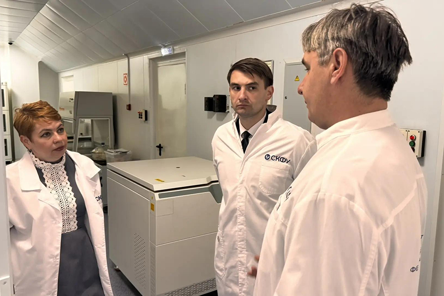 ministr-energetiki-i-promyshlennosti-stavropolskogo-kraya-otsenil-inzhenernye-proekty-universiteta (1).jpg