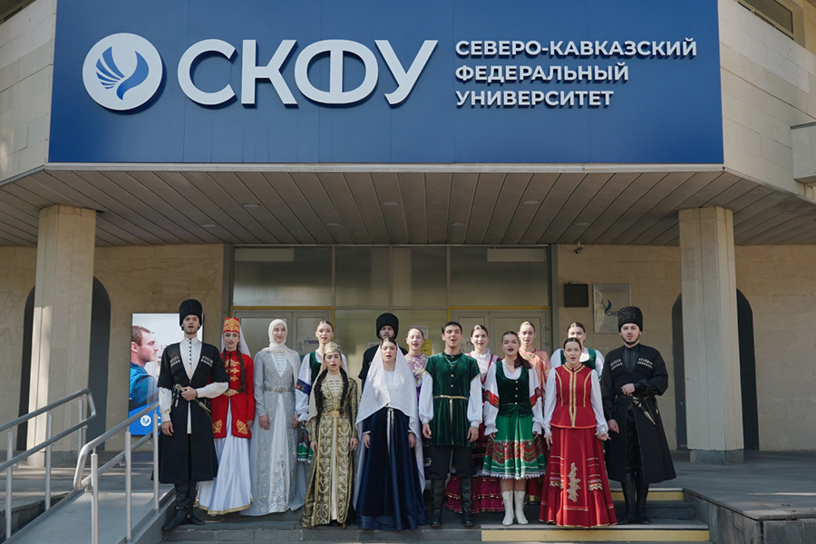skfu-obedinil-studentov-i-professorov-v-ispolnenii-gimna-rossii-v-god-edinstva-narodov (2).jpeg