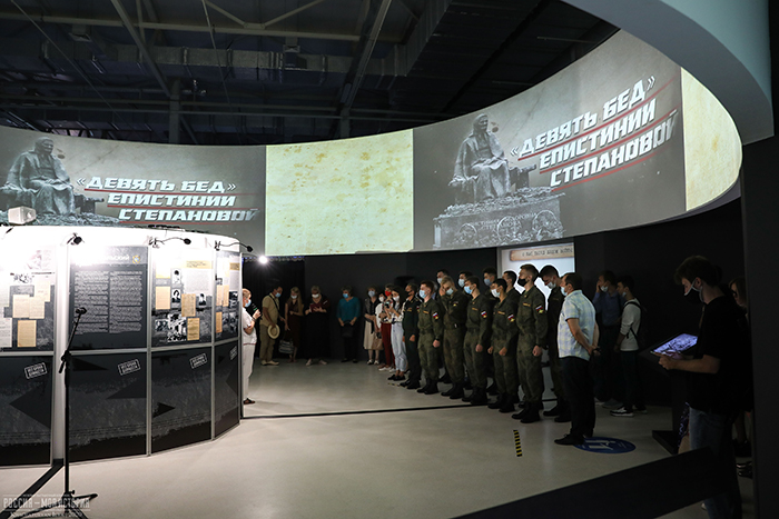 studenty-vuc-posteli-vystavku-bez-sroka-davnosti-ncfu.ru-01.jpg