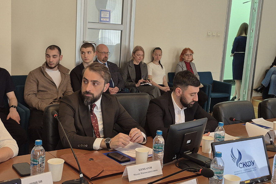 kruglyy-stol-v-skfu-sobral-ekspertov-po-mezhnatsionalnomu-dialogu (1).jpg