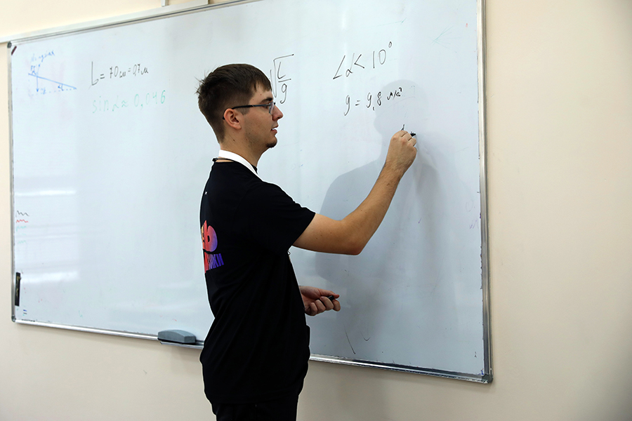 vserossiyskiy-den-fiziki-na-ploshchadke-skfu-nauka-eksperimenty-i-vdokhnovenie (3).JPG