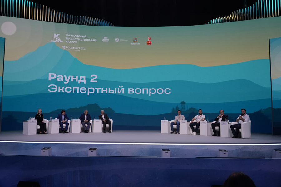 Ректор СКФУ Дмитрий Беспалов выступил модератором молодежной бизнес-сессии КИФ-2025 (1).jpg