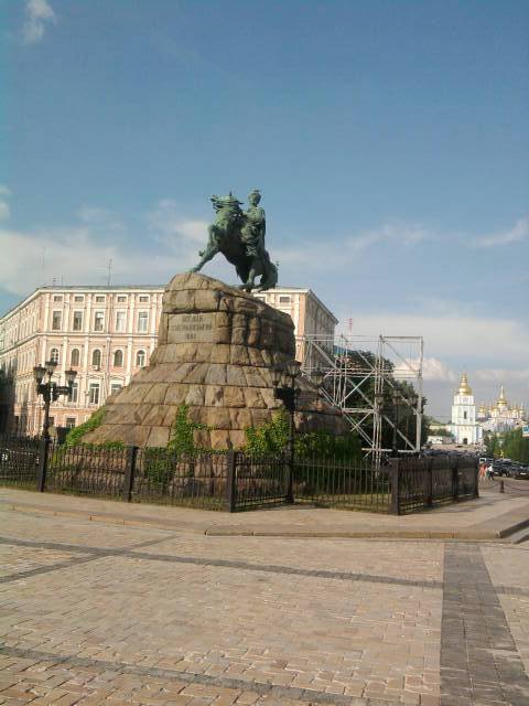 Укреплять связи между учеными