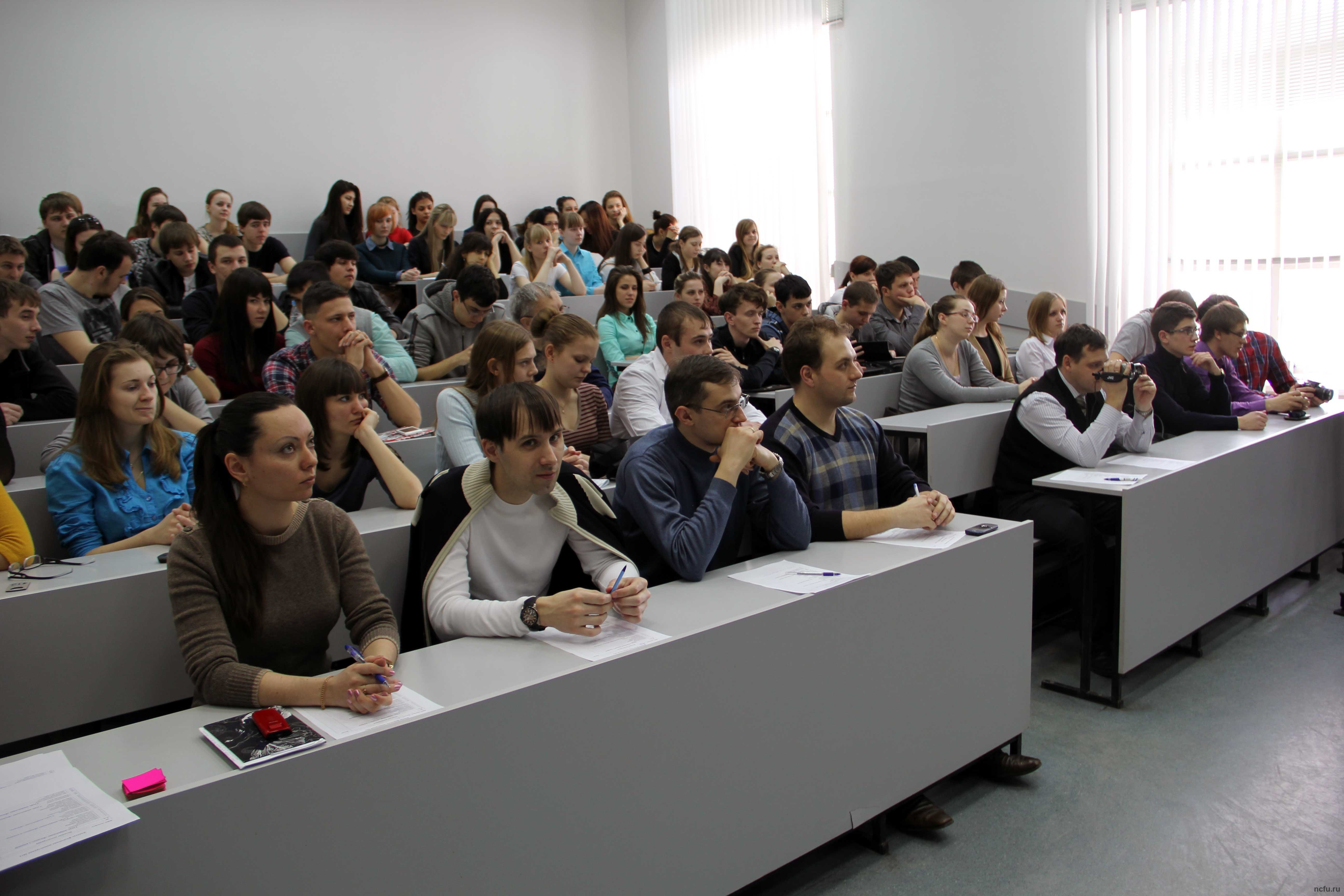 Будущие физики продемонстрировали зрелищные опыты
