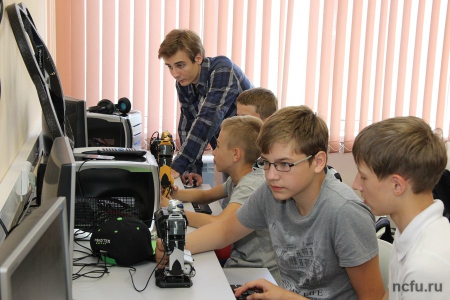 Школьники Ставропольского края изучают в СКФУ основы робототехники