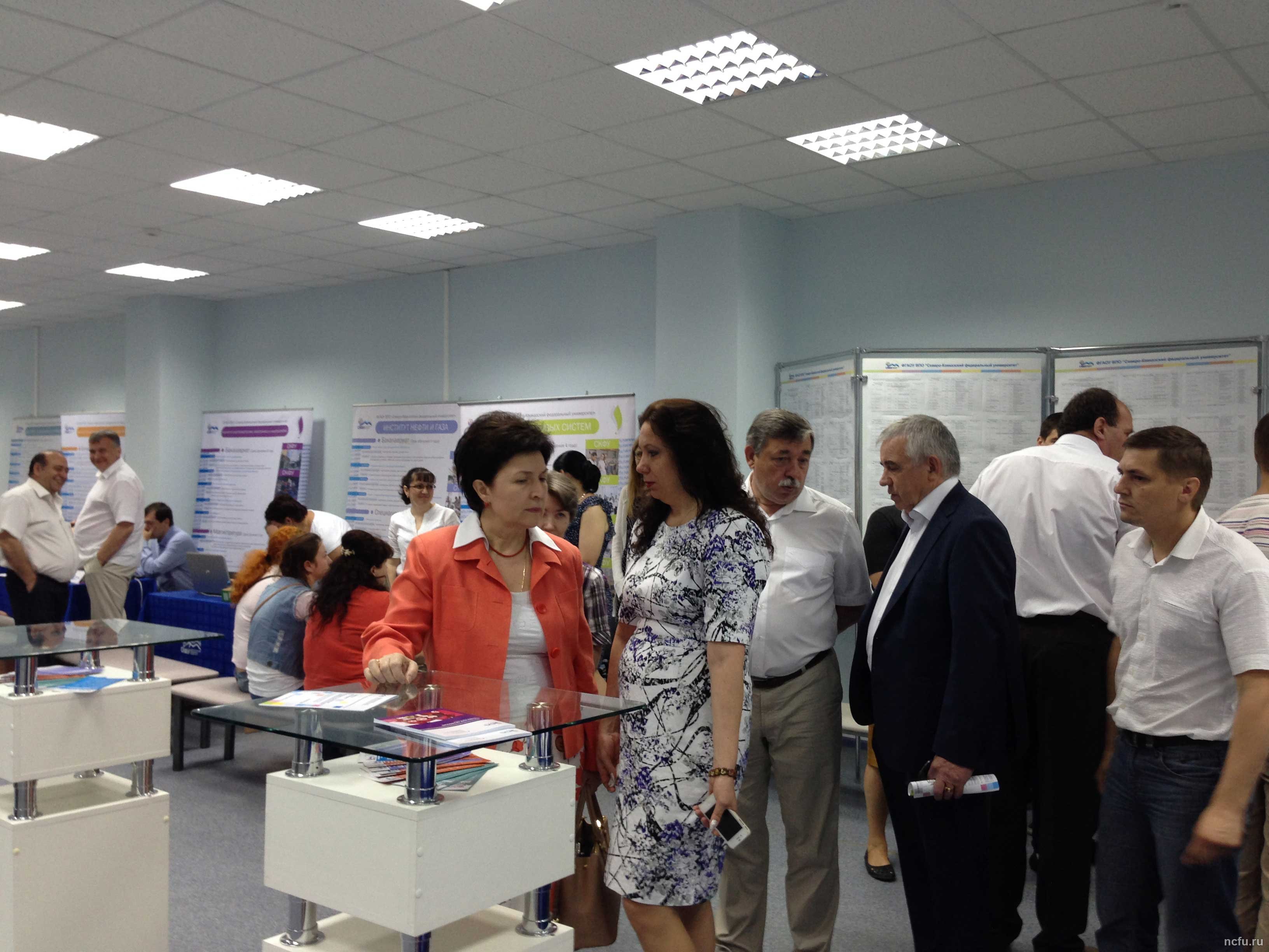 Ректор СКФУ Алина Левитская посетила приёмную комиссию вуза