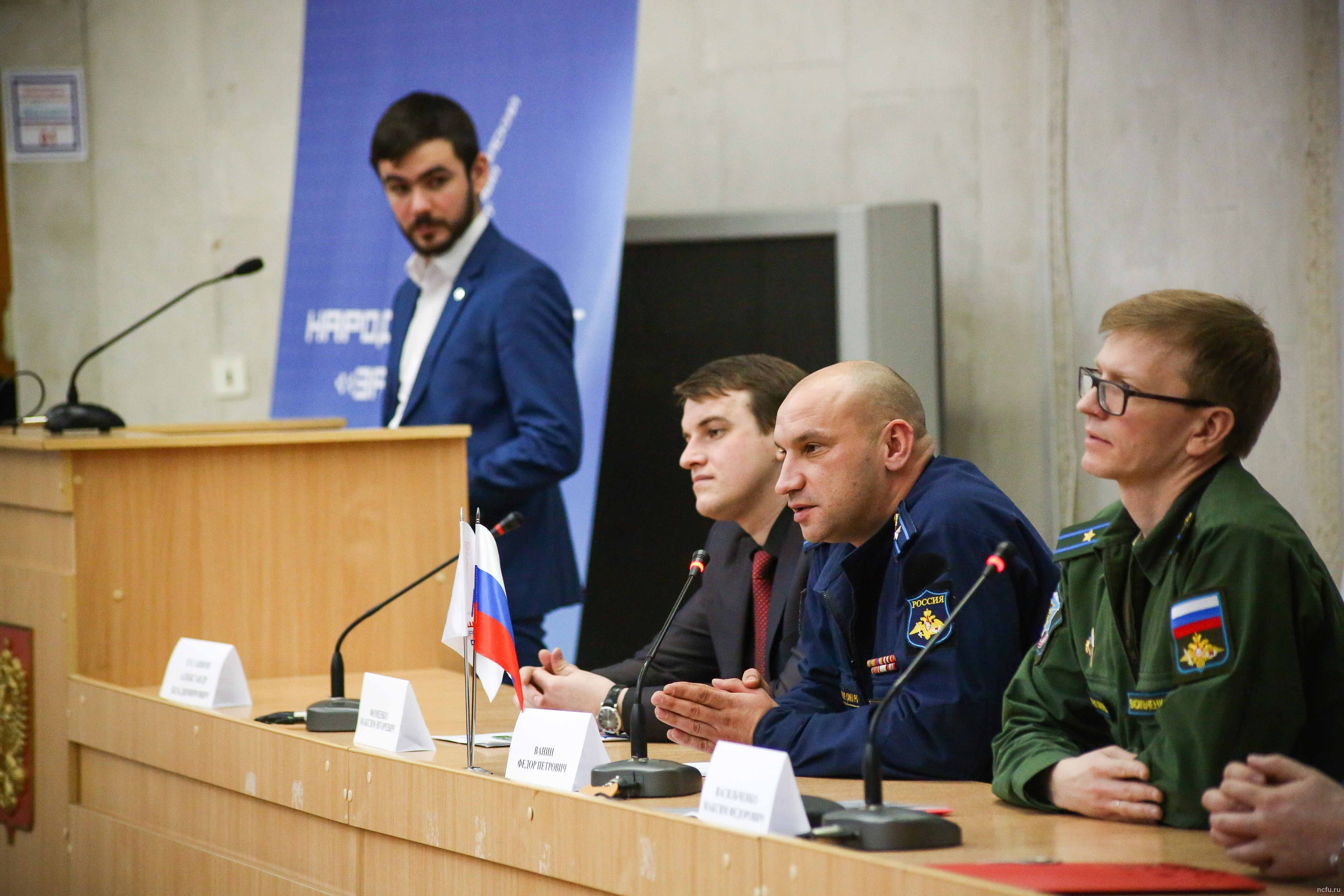 Студентам рассказали о службе по контракту