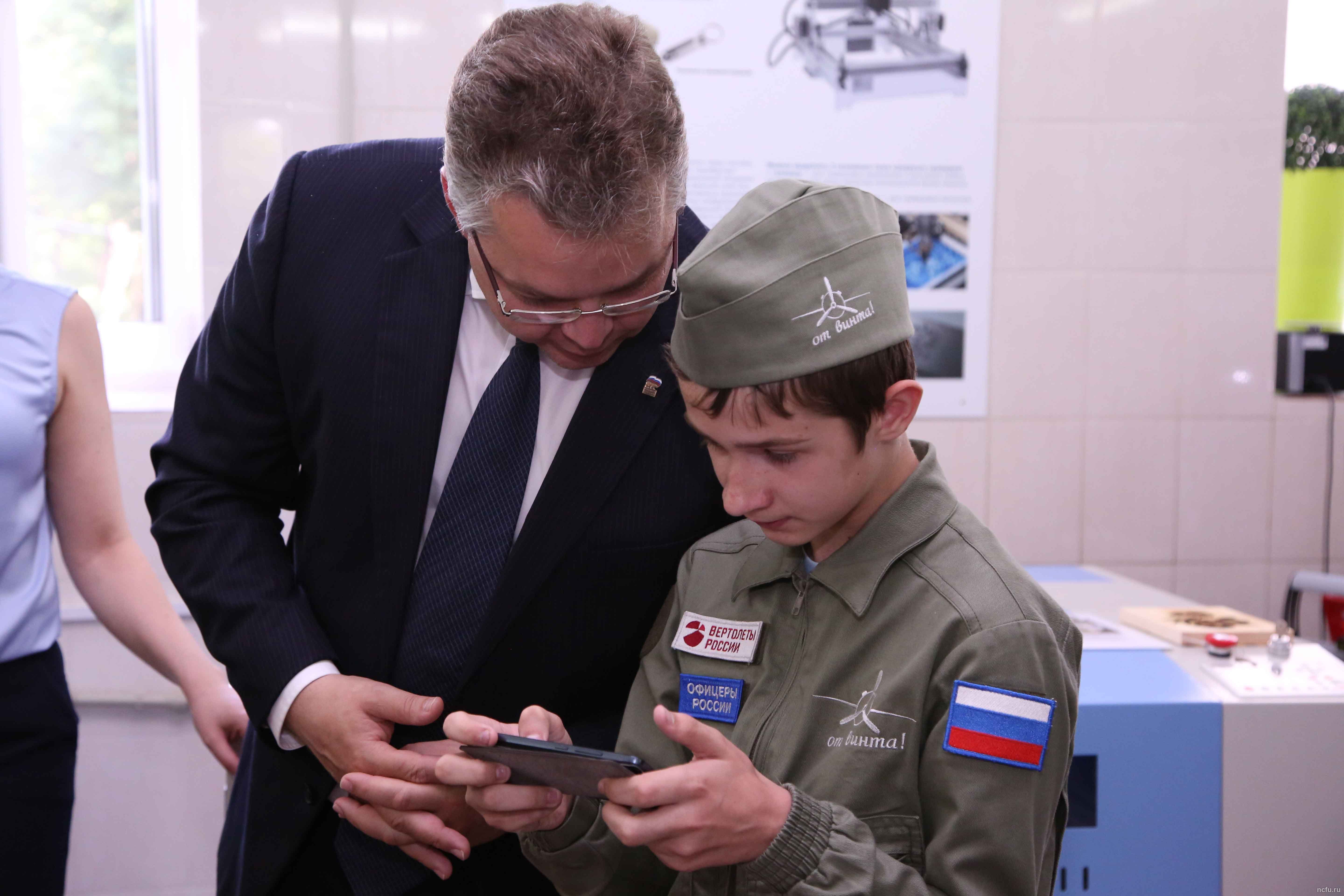 Губернатор Владимир Владимиров посетил Центр молодежного инновационного творчества СКФУ