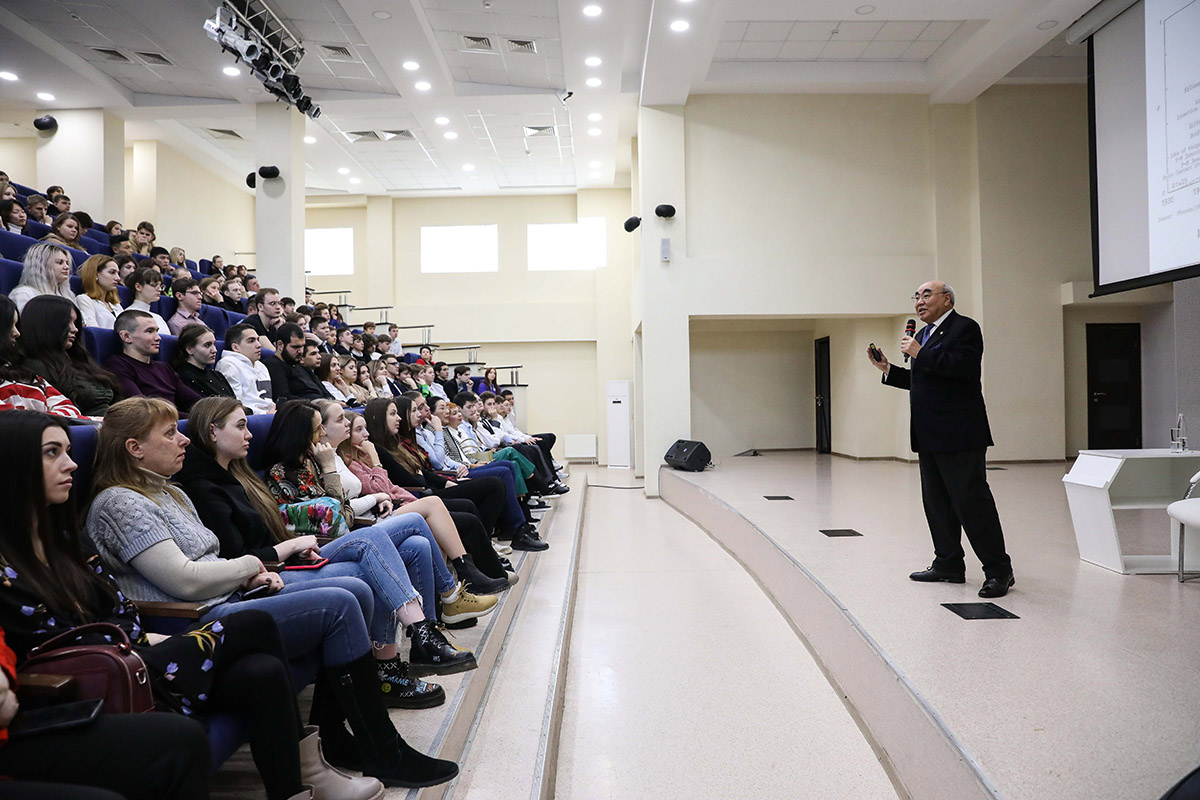 askar_akaev_rasskazal_studentam_skfu_o_perspektivah_i_ugrozah_cifrovoj