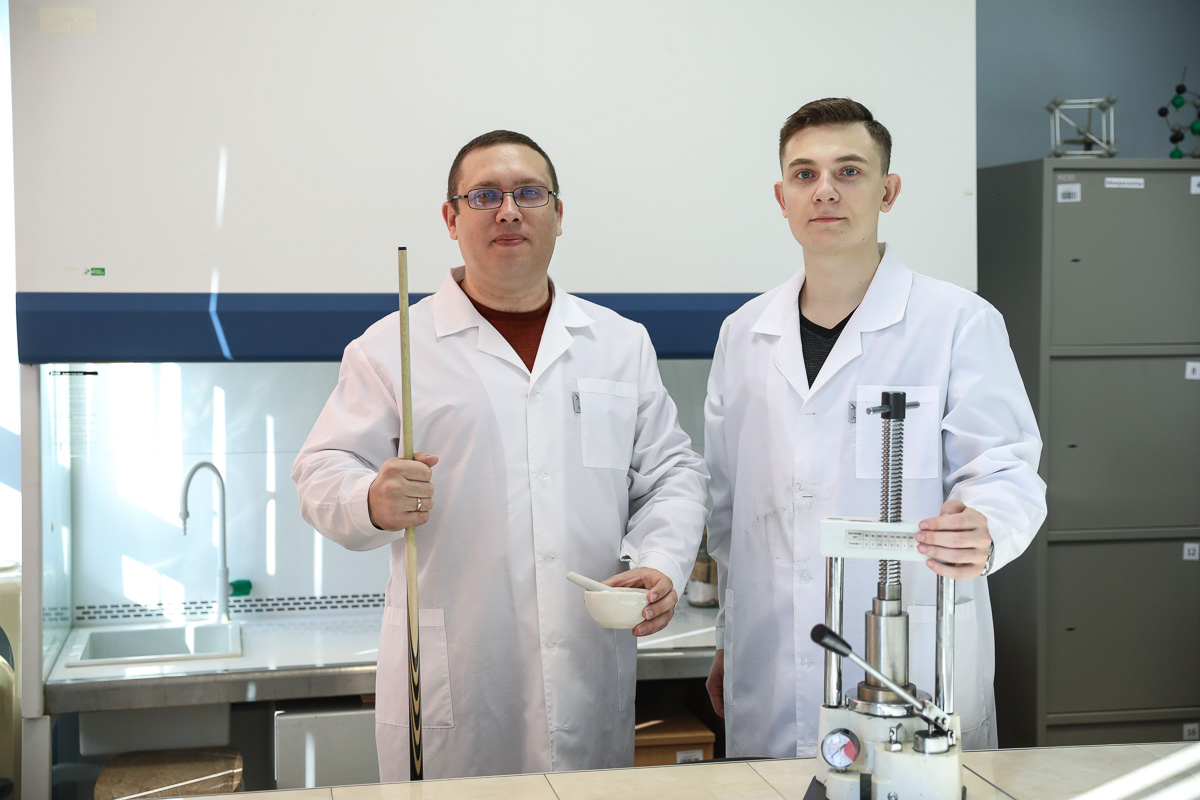 fiziki-skfu-izobreli-bilyardnyj-nanomel-ncfu-ru-02 fiziki-skfu-izobreli-bilyardnyj-nanomel-ncfu-ru-02