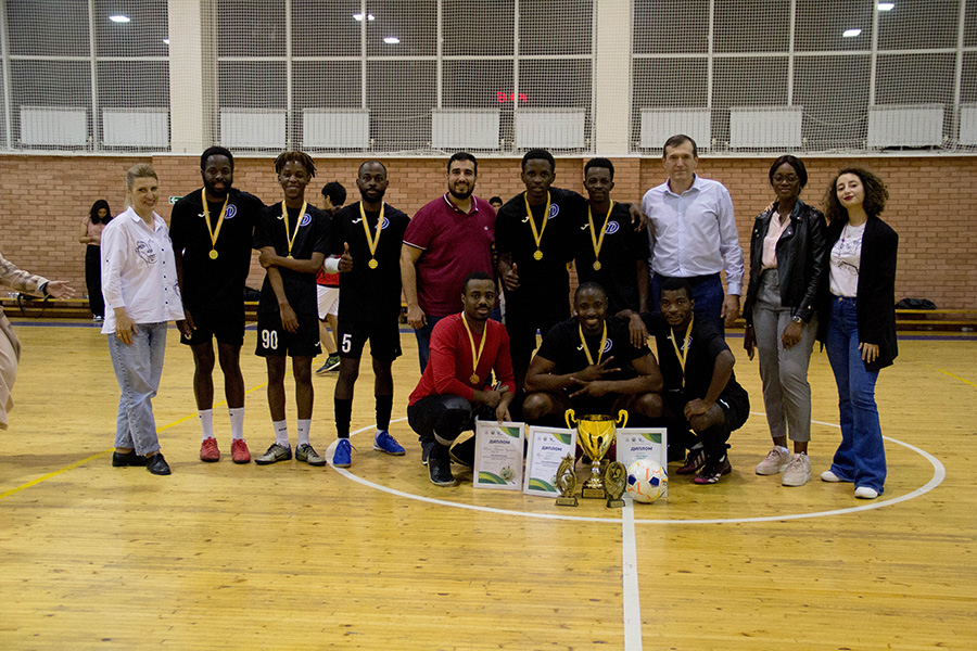 gabonskie-studenty-vyigrali-kubok-sio-po-mini-futbolu-ncfu-ru-02