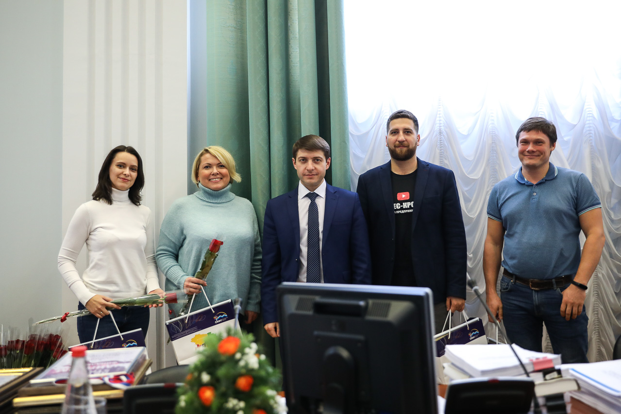 В СКФУ подвели итоги конкурса среди студентов вуза на лучший дизайн календаря на 2020-й год, посвящённого десятилетию СКФО Второе место в конкурсе на лучший календарь к юбилею СКФО заняли магистранты направления подготовки «Реклама и связи с общественностью» Алёна Садыкова, Ольга Пензина, Александр Бережнов и Сергей Гнездилов