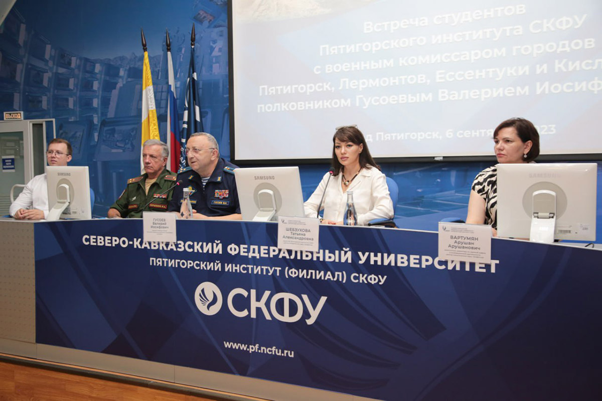 na-ploshchadke-skfu-proshlo-nagrazhdenie-uchastnika-svo-ordenom-zhukova-ncfu-ru-01 (1)