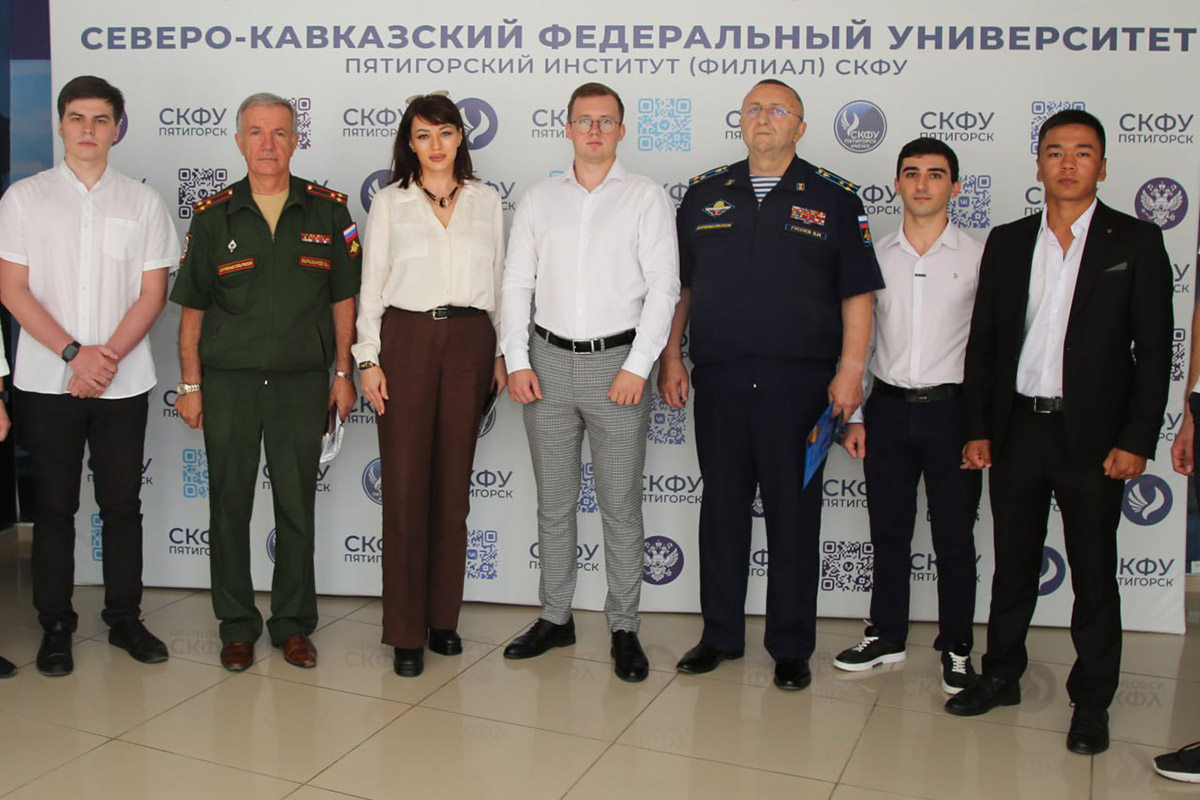 na-ploshchadke-skfu-proshlo-nagrazhdenie-uchastnika-svo-ordenom-zhukova-ncfu-ru-01 (3)