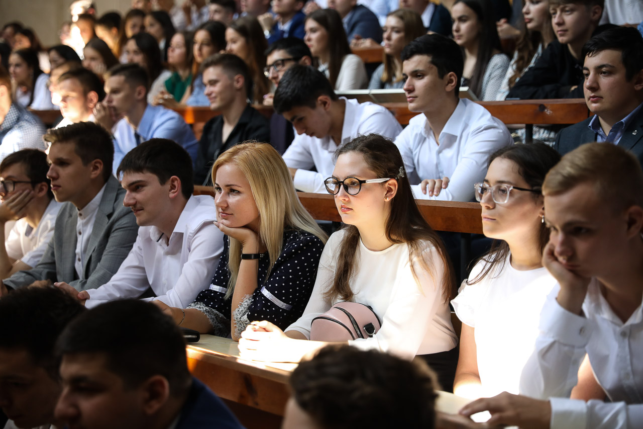 Первокурсники получили зачётки и студенческие билеты
