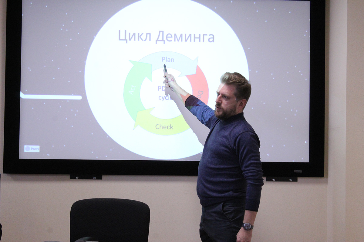 predstaviteli-skfu-razrabotayut-dizajn-proekt-kovorking-prostranstva-ncfu-ru-02