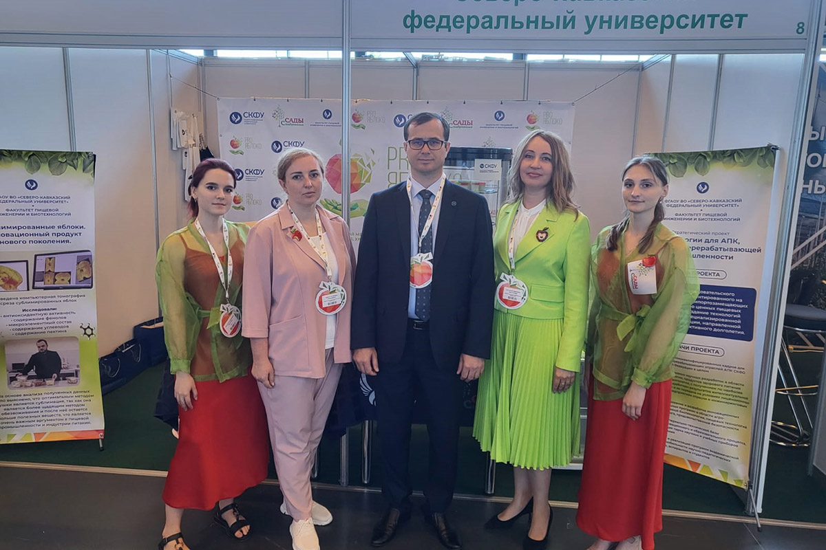 predstaviteli-skfu-uchastniki-mezhdunarodnoj-vystavki-pro-yabloko-ncfu-ru-01 (3)