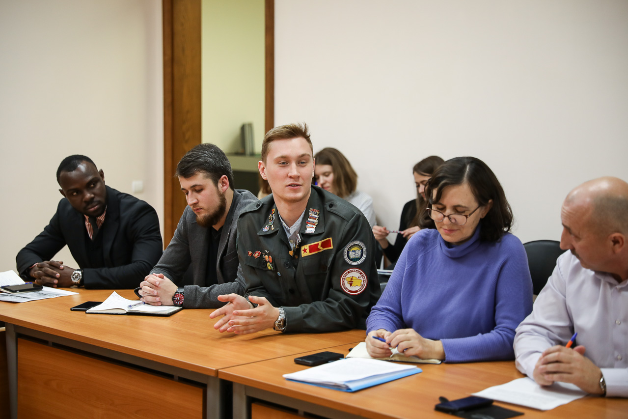 Врио ректора СКФУ Дмитрий Беспалов встретился с представителями студенческих объединений Врио ректора СКФУ Дмитрий Беспалов встретился с представителями студенческих объединений