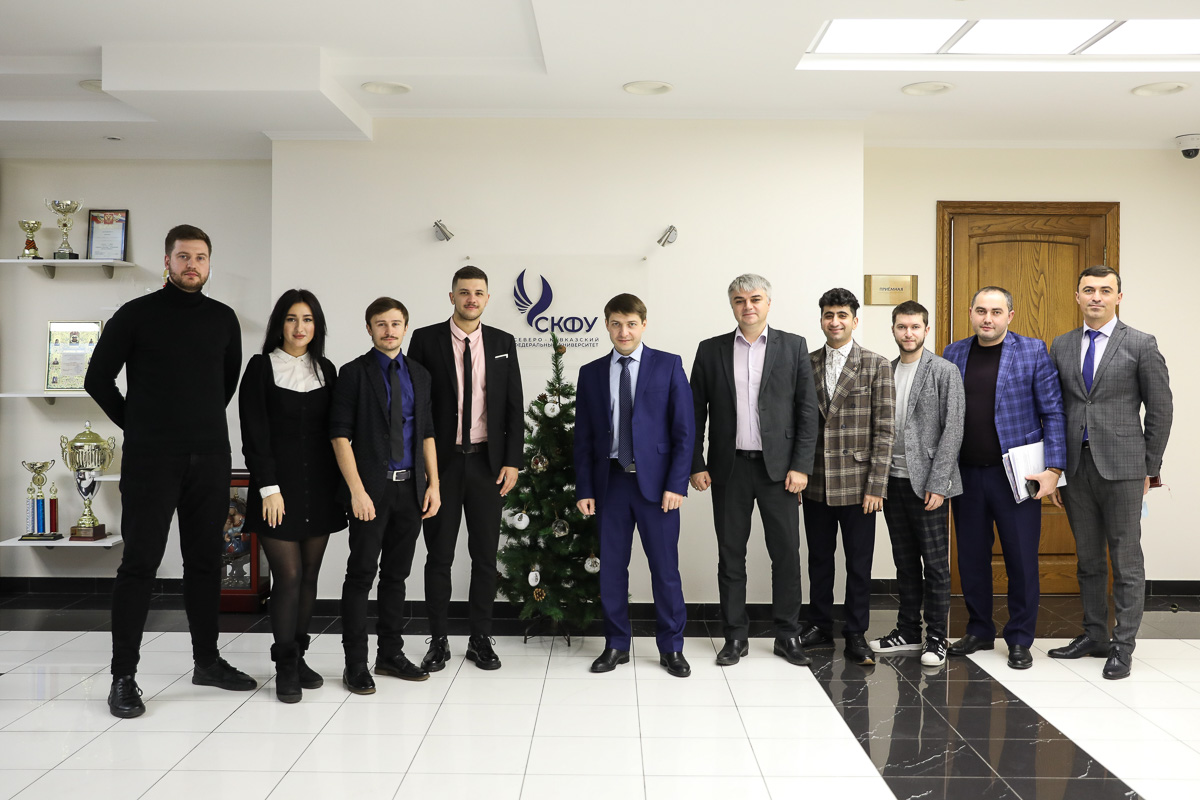 rektor-skfu-vstretilsya-s-komandoj-kvn-mihail-dudikov-ncfu.ru-01