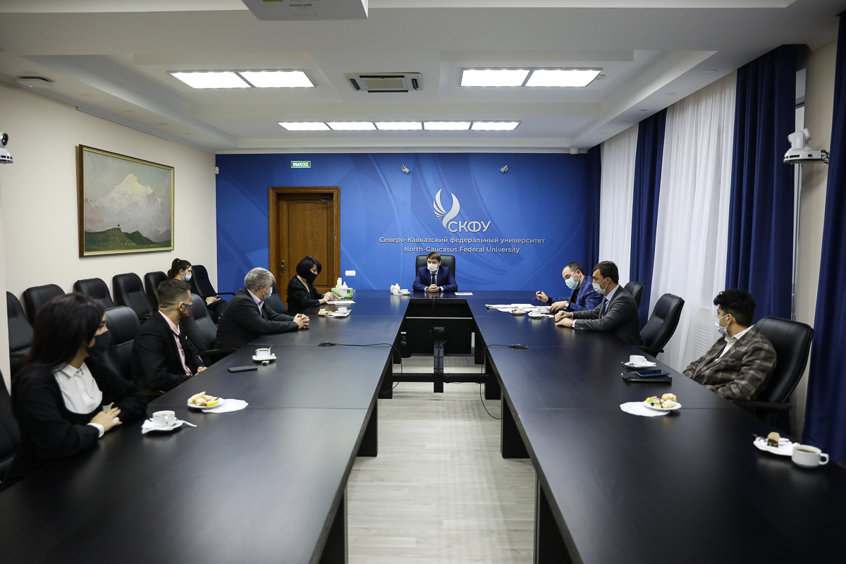 rektor-skfu-vstretilsya-s-komandoj-kvn-mihail-dudikov-ncfu.ru-02