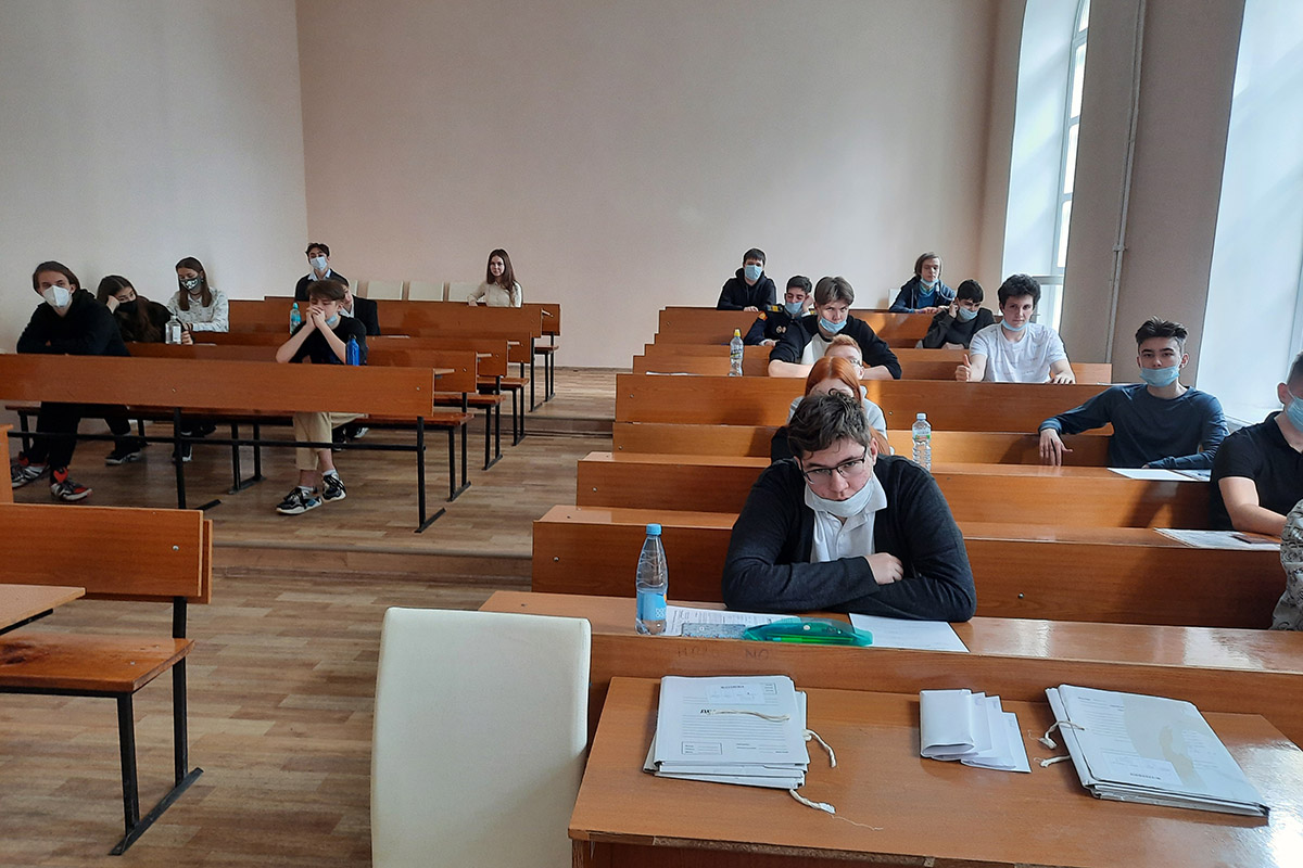 shkolniki-kraya-srazilis-v-olimpiade-po-fizike-ncfu-ru-02