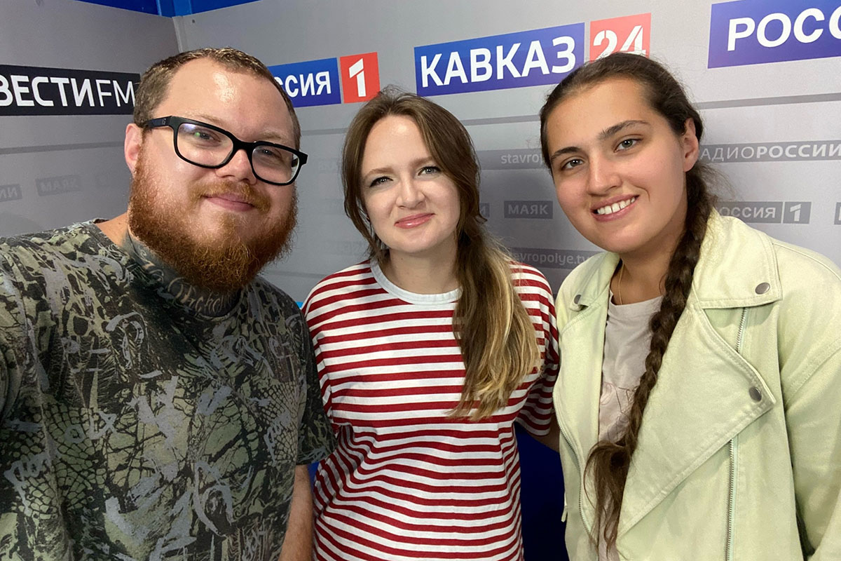 sotrudnica-skfu-posetila-radioehfir-s-interesnoj-temoj-ncfu-ru-01 (1)