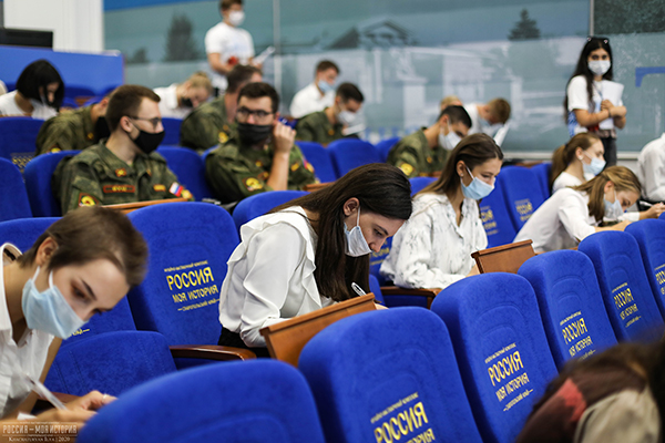 studenty-skfu-napisali-diktant-pobedy-ncfu.ru-01