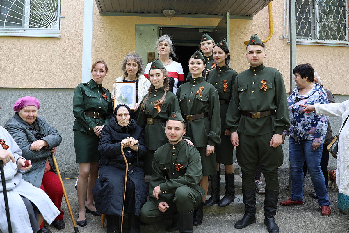 studenty-skfu-pozdravili-veteranov-velikoj-otechestvennoj-vojny-ncfu-ru-02