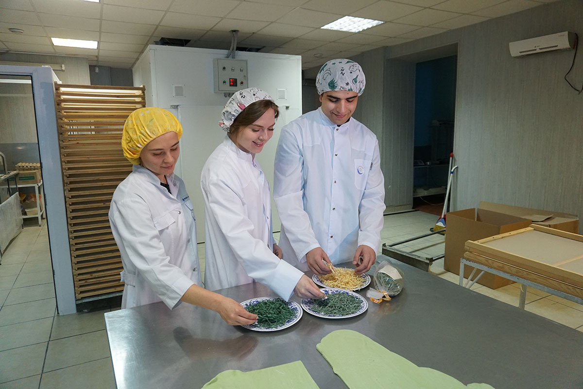 studenty-skfu-sdelali-makarony-s-poleznymi-vodoroslyami-ncfu-ru-03