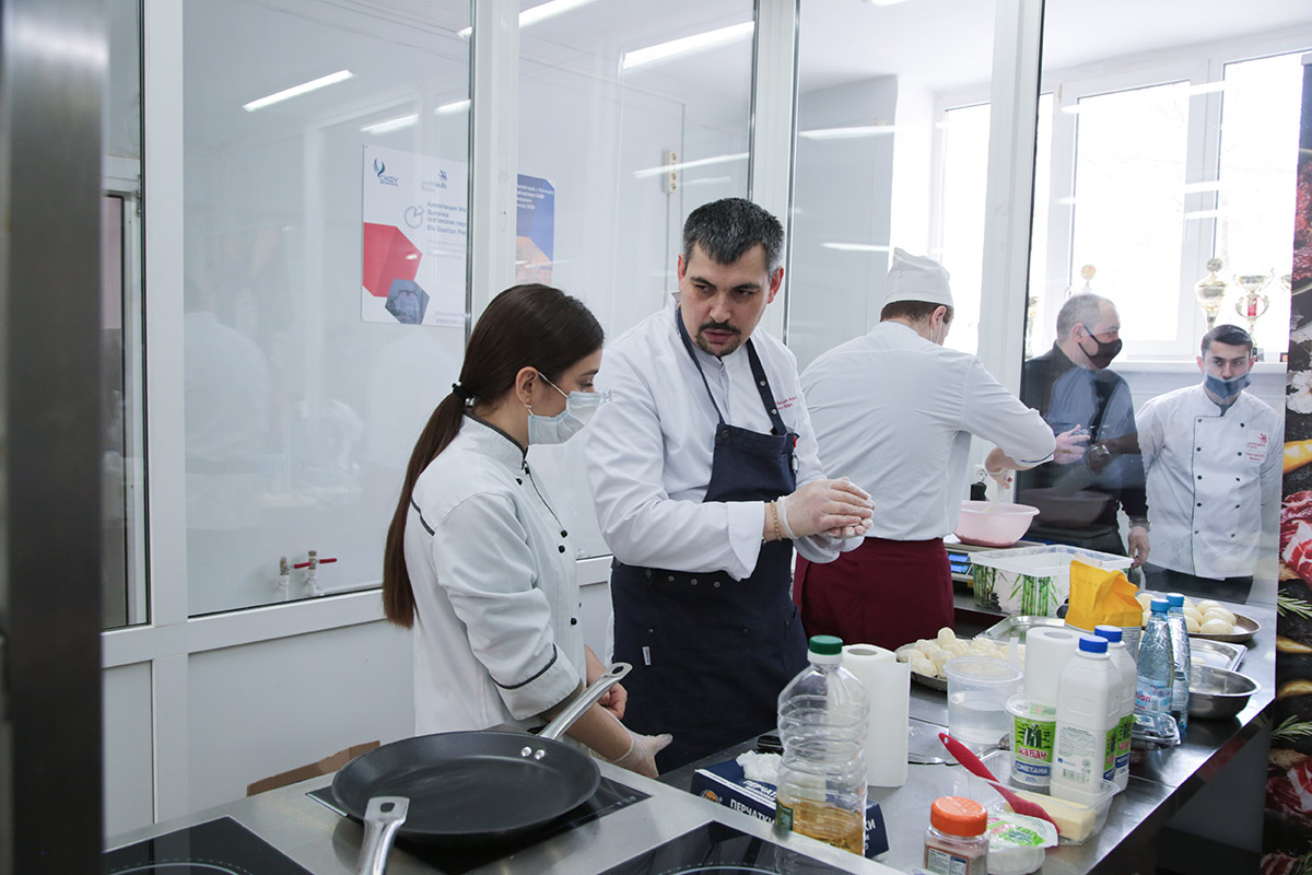 v-skfu-proshel-master-klass-ot-imenityh-shef-povarov-ncfu-ru-02