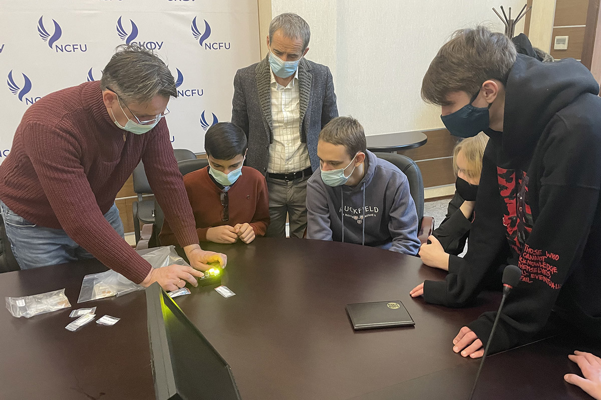 v-skfu-proshel-master-klass-po-opticheskoj-keramike-ncfu-ru-02