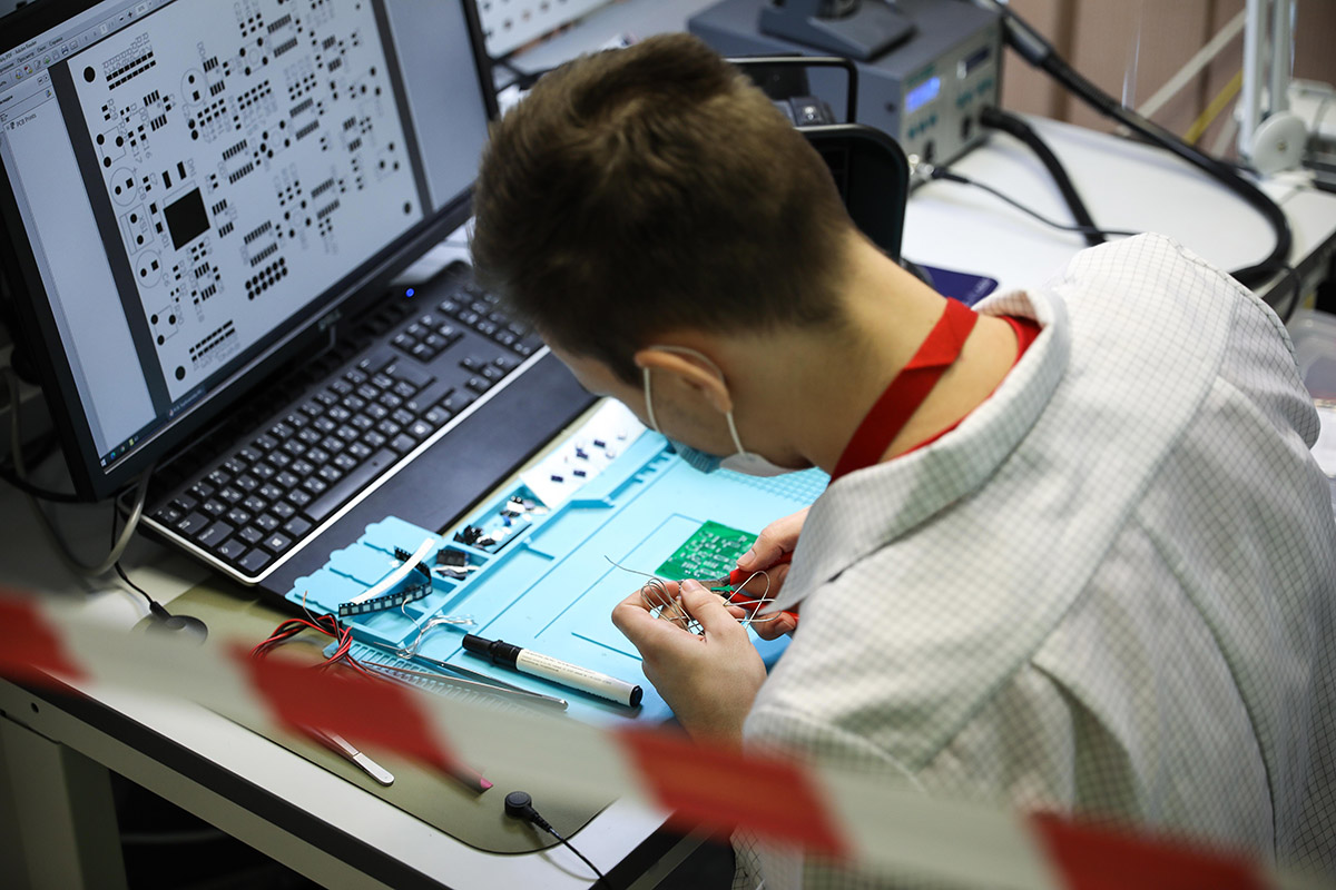 v-skfu-sostyazayutsya-yunye-mastera-v-oblasti-ehlektroniki-ncfu-ru-02